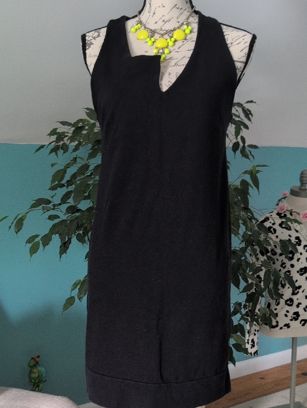 Classic Black Sleeveless Shift Dress - Women's🌸